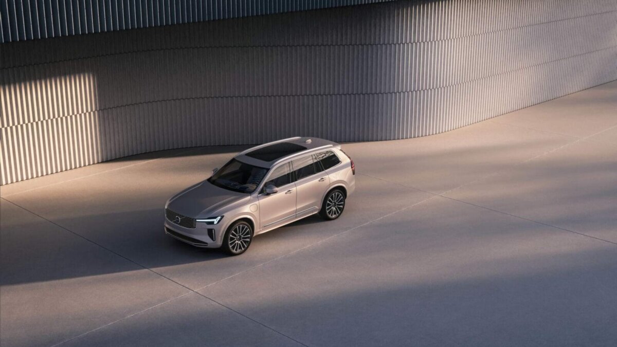 2025 Volvo XC90 PHEV или 2025 Volvo EX90: выбор между гибридом и полностью электрическим SUV 21 2025 volvo xc90 phev 5