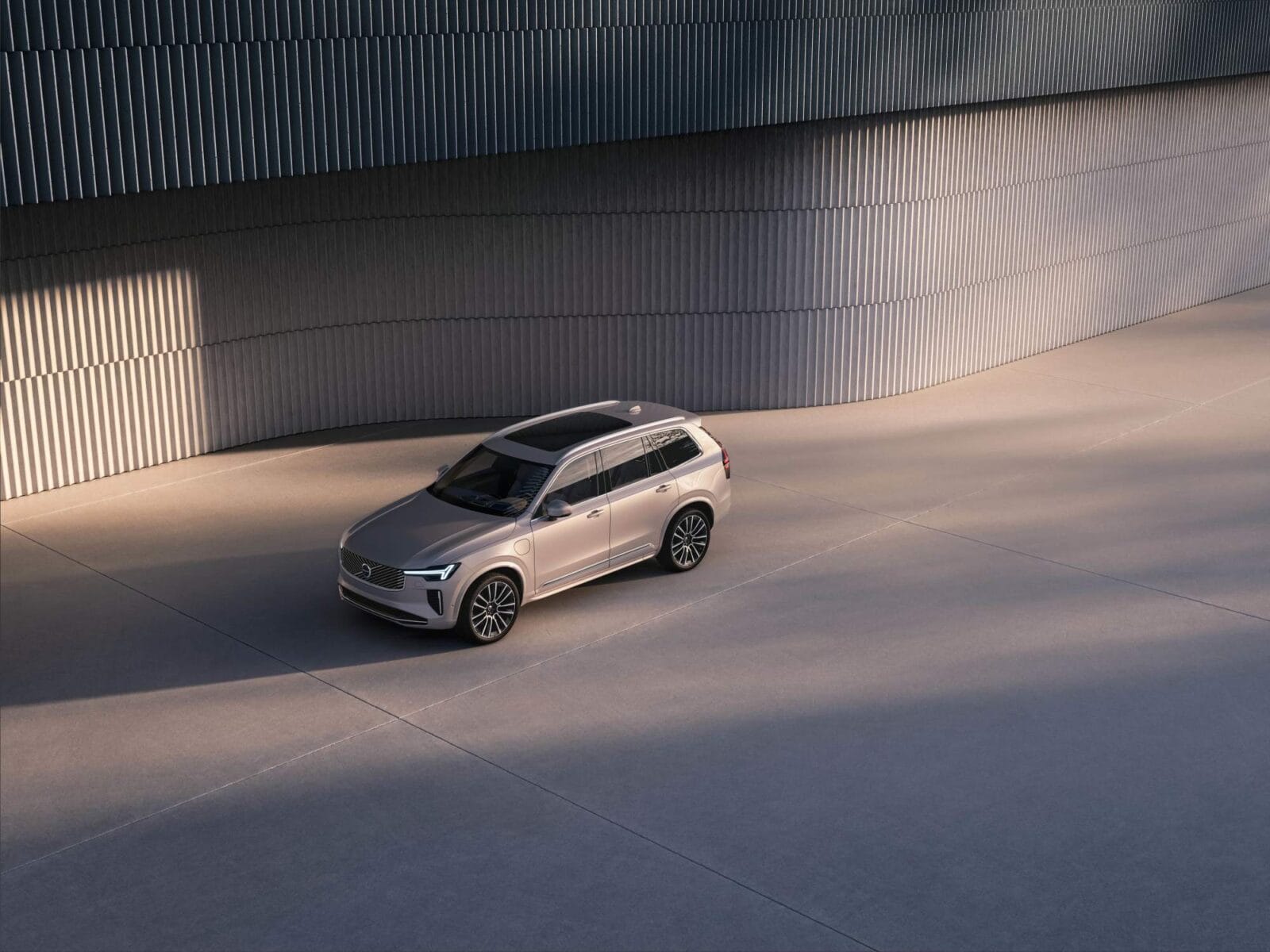 2025 Volvo XC90 PHEV или 2025 Volvo EX90: выбор между гибридом и полностью электрическим SUV 21 2025 volvo xc90 phev 5