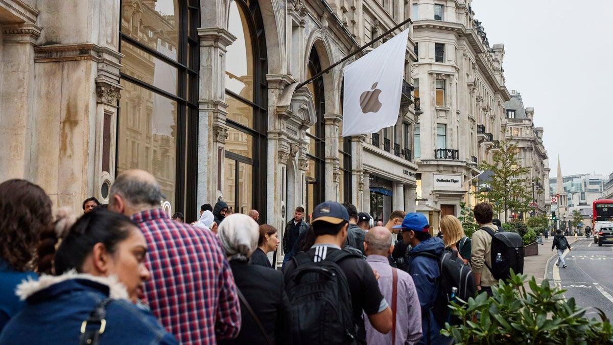 Фанаты Apple выстраиваются в очереди за iPhone 16, несмотря на слабое обновление 2 apple fans are lining up to buy iphone 16 despite the underwhelming upgrade.webp