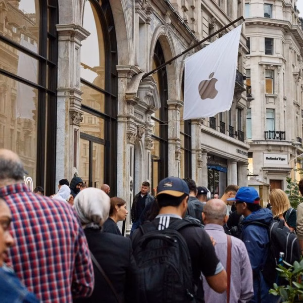 apple fans are lining up to buy iphone 16 despite the underwhelming upgrade.webp