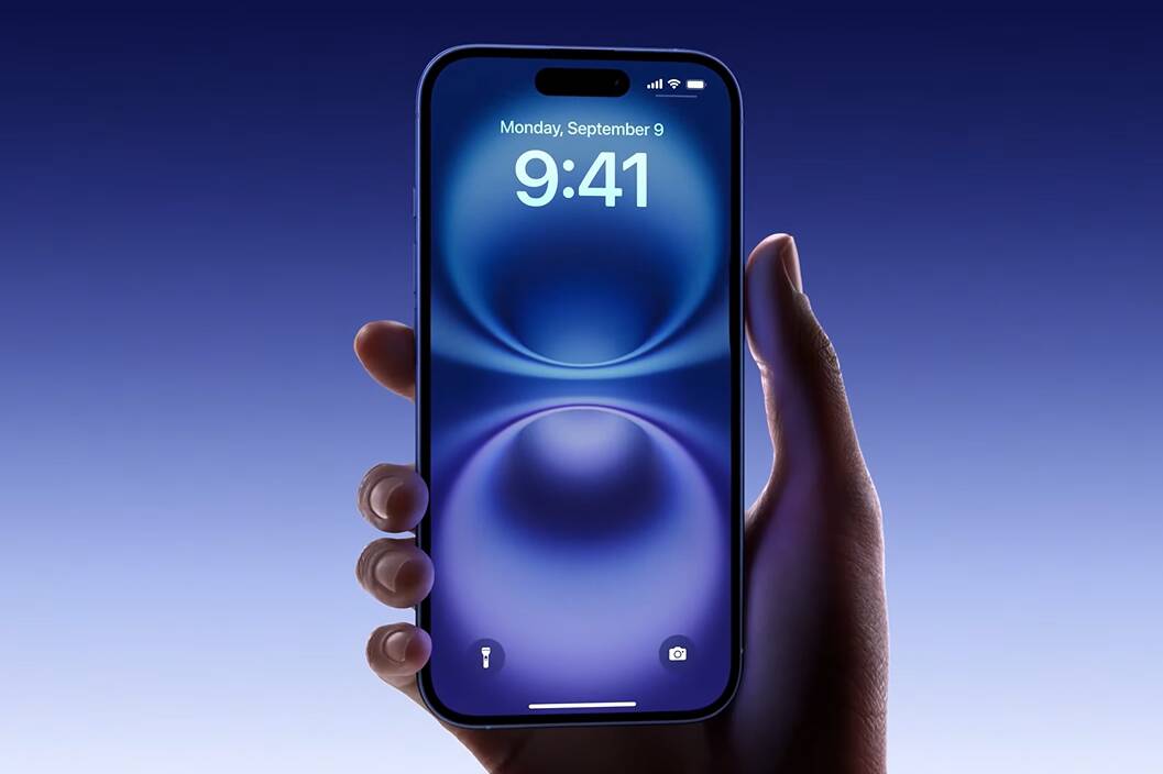 Рука держит iPhone 14 перед голубым фоном