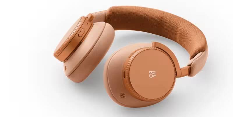 Bang & Olufsen представили новые наушники Beoplay H100 с активным шумоподавлением 1 Черная виниловая пластинка и защитный конверт с вырезом в форме звезды