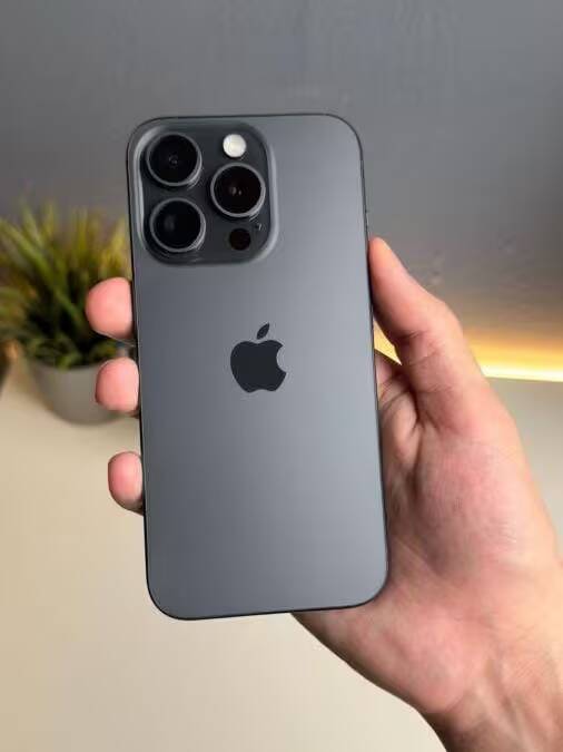 Задняя часть iPhone 15 Pro в цвете серый пепел