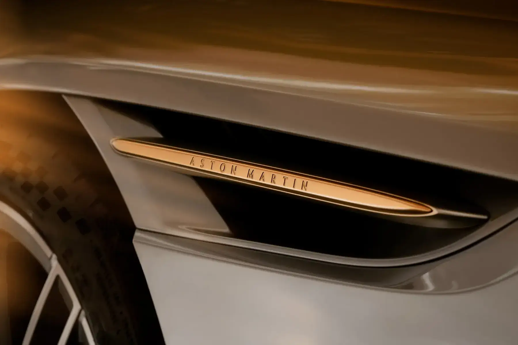 Aston Martin выпустил DB12 Goldfinger Edition в честь 60-летия фильма «Голдфингер» 23 2024 aston martin db12 goldfinger edition 100945171 h