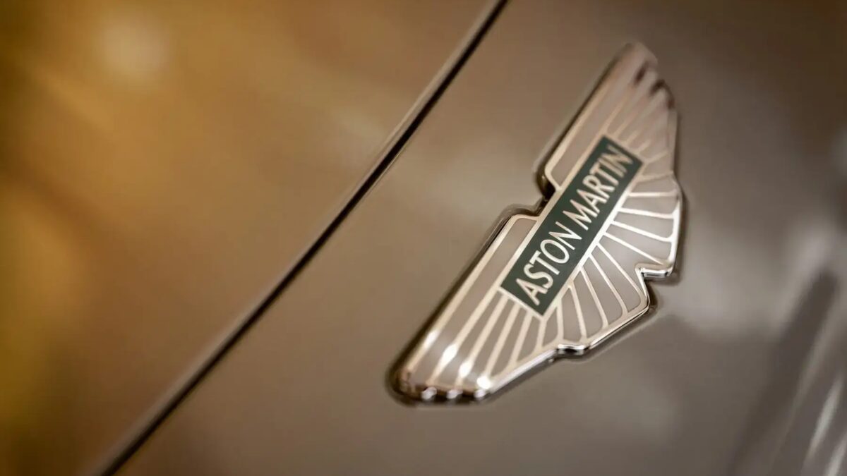 Aston Martin выпустил DB12 Goldfinger Edition в честь 60-летия фильма «Голдфингер» 24 2024 aston martin db12 goldfinger edition 100945172 h