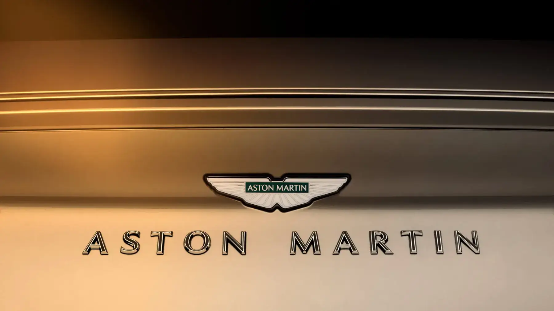 Aston Martin выпустил DB12 Goldfinger Edition в честь 60-летия фильма «Голдфингер» 21 2024 aston martin db12 goldfinger edition 100945174 h