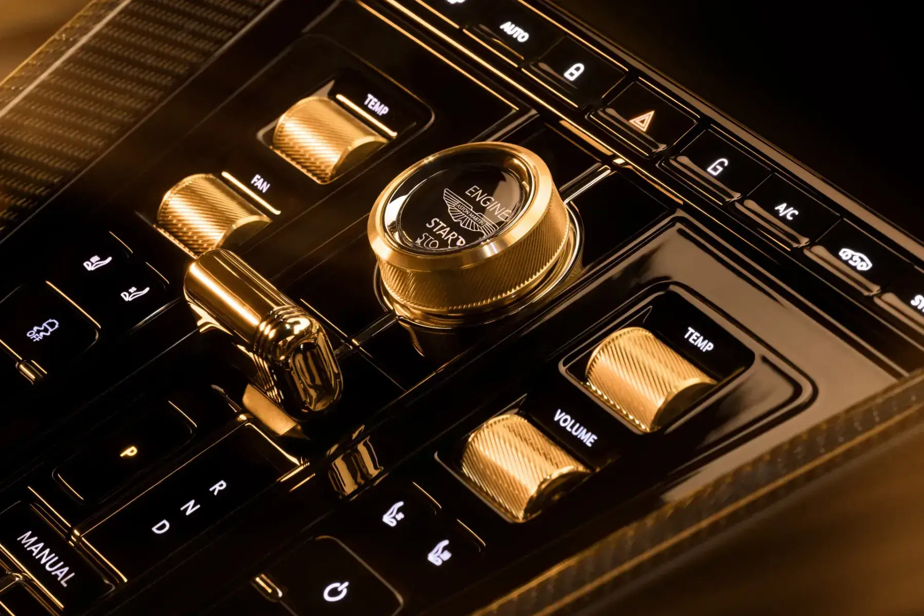 Aston Martin выпустил DB12 Goldfinger Edition в честь 60-летия фильма «Голдфингер» 17 2024 aston martin db12 goldfinger edition 100945176 h