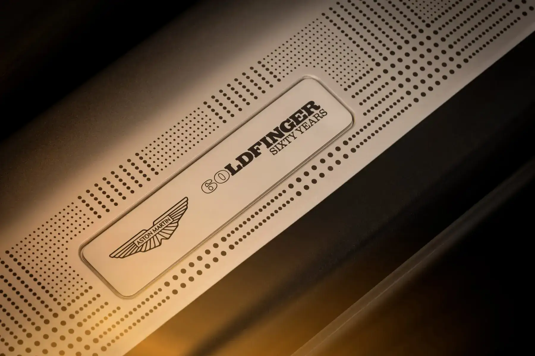 Aston Martin выпустил DB12 Goldfinger Edition в честь 60-летия фильма «Голдфингер» 18 2024 aston martin db12 goldfinger edition 100945177 h
