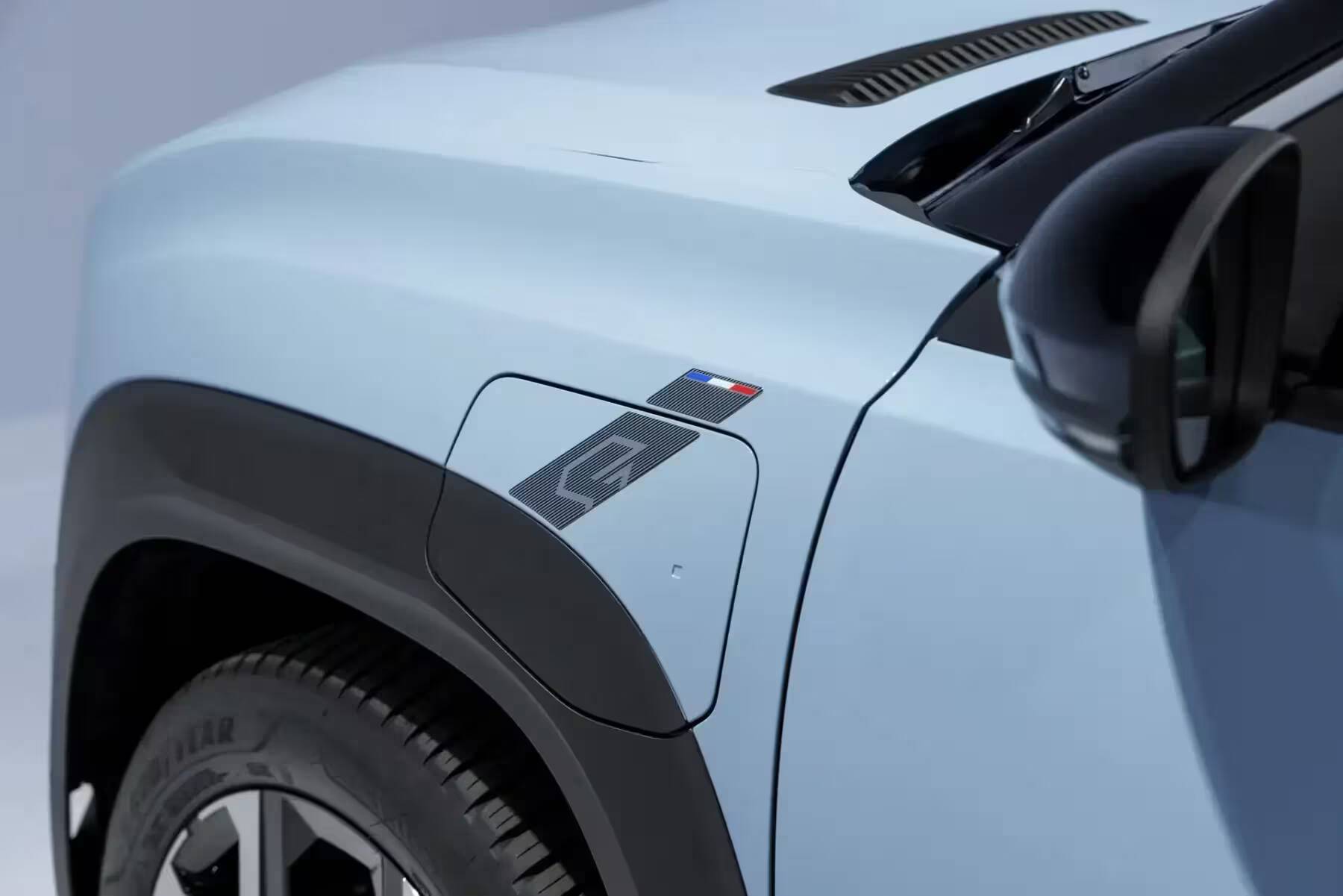 Передняя часть обновленного Renault 4 E-Tech светло-голубого цвета