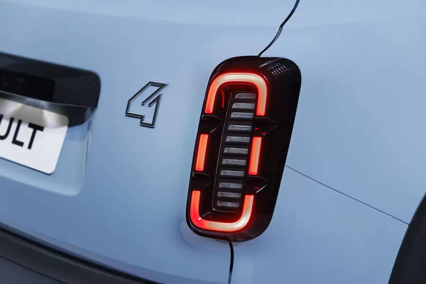 Задняя световая оптика Renault 4 E-Tech с яркими светодиодными элементами