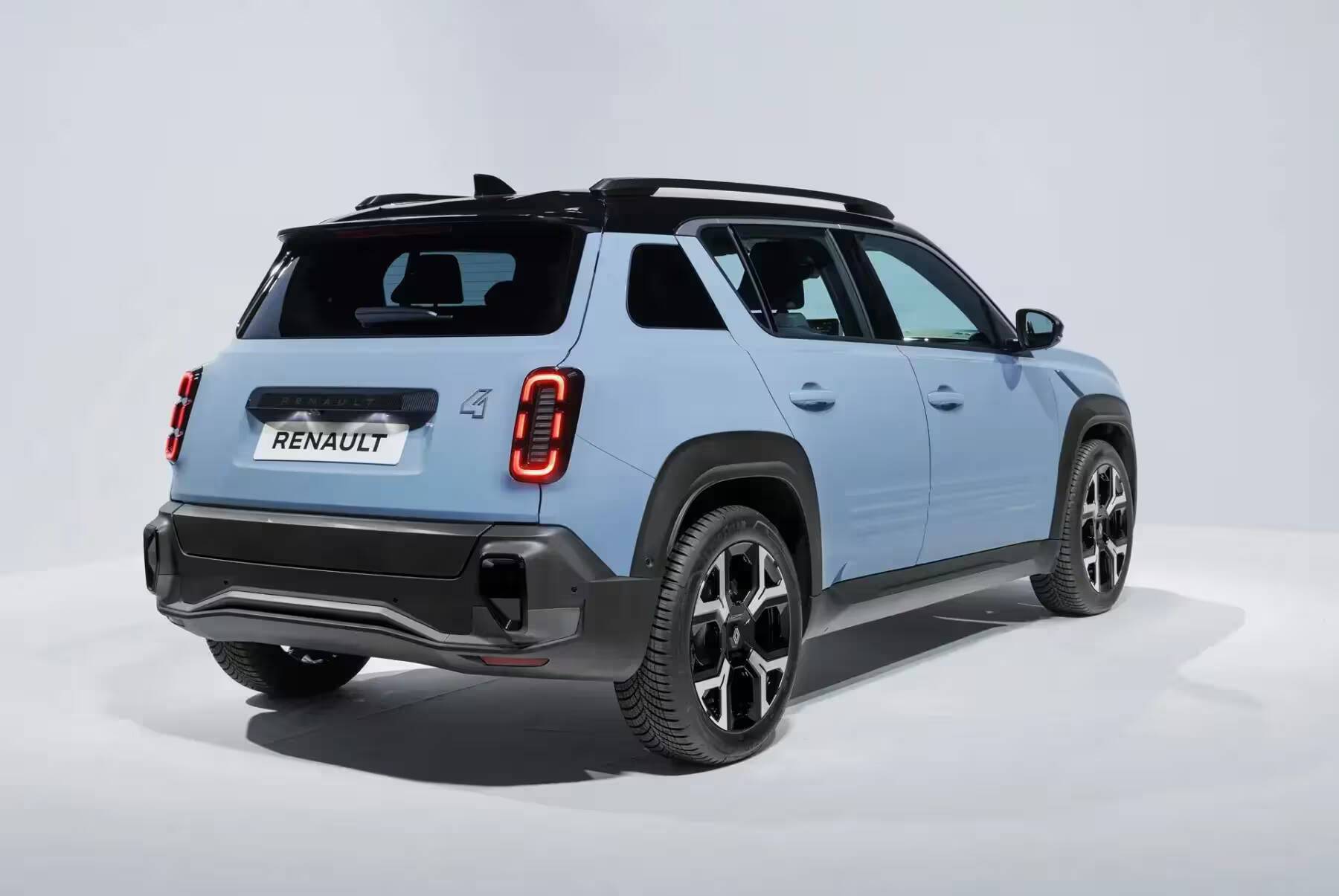 Задняя часть обновленного электромобиля Renault 4 на белом фоне