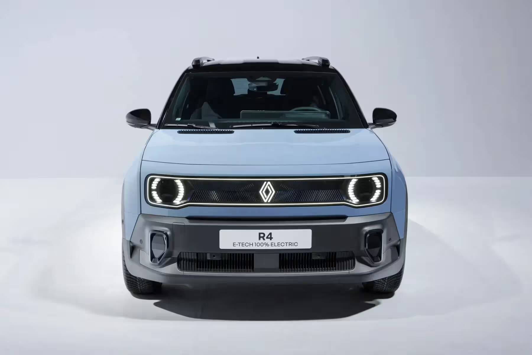 Передний вид современного электромобиля Renault 4 E-Tech