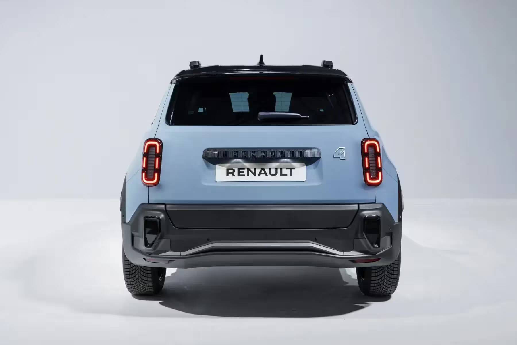 Задняя часть нового Renault 4 электрический автомобиль на светлом фоне