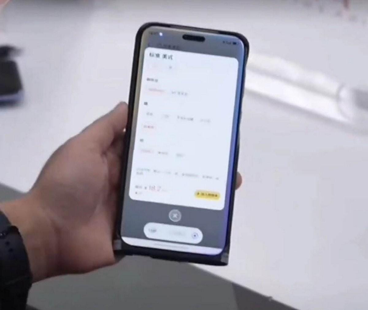 Генеральный директор Honor демонстрирует предстоящий Magic7 Pro 4 gsmarena 002 14