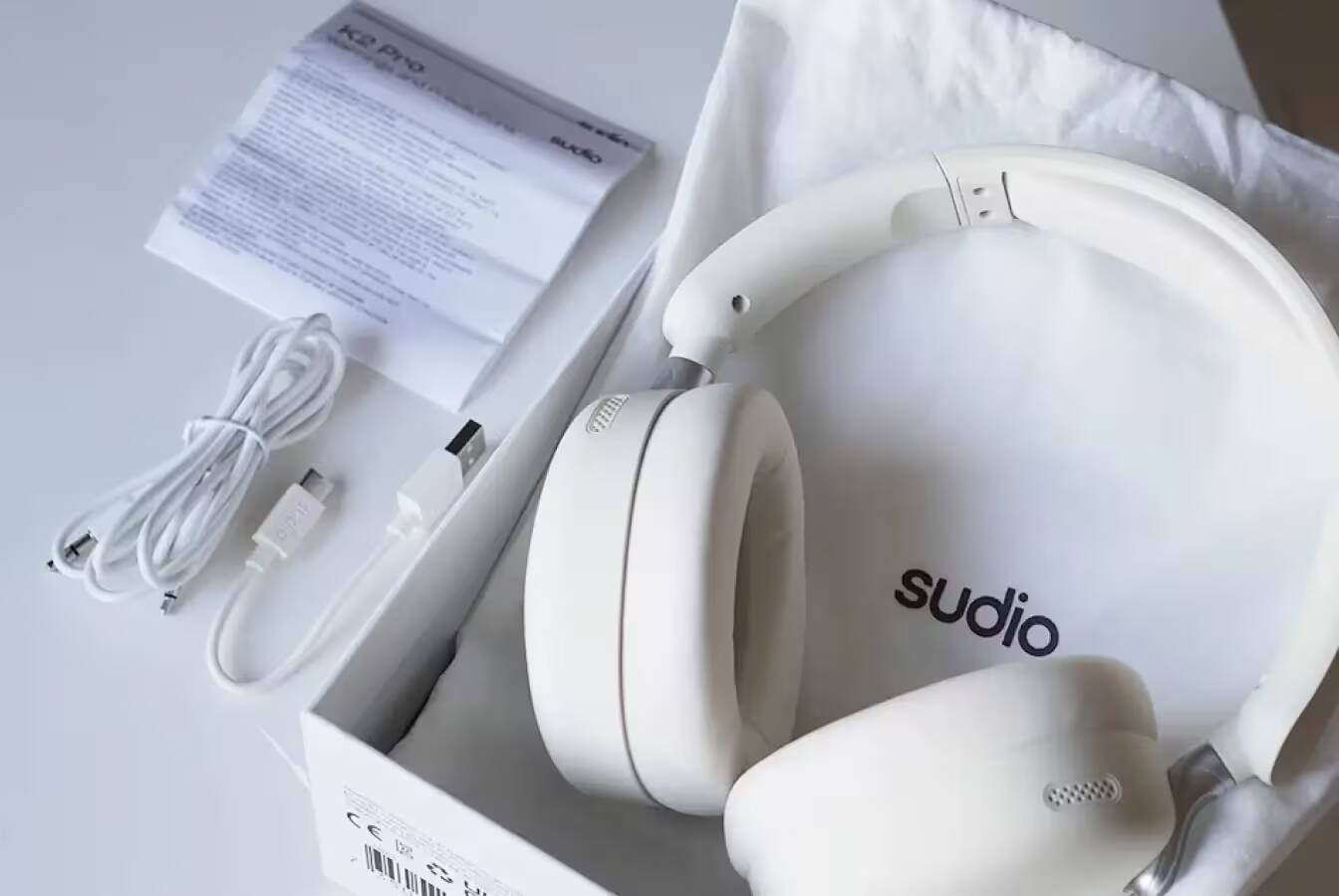 Новые наушники Sudio в белом цвете комплект