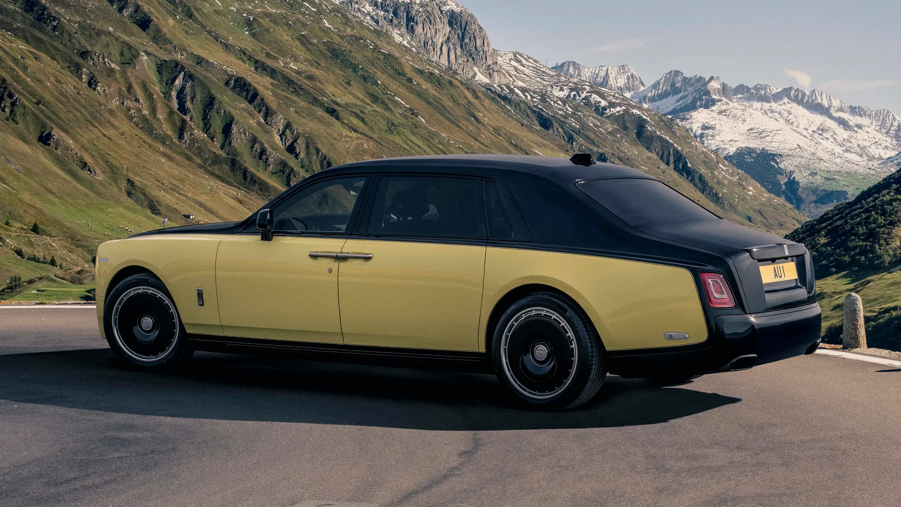 Rolls-Royce Phantom Goldfinger: эксклюзивный лимузин в честь 60-летия «Голдфингера» 35 p90576476 highres rolls royce phantom .jpg