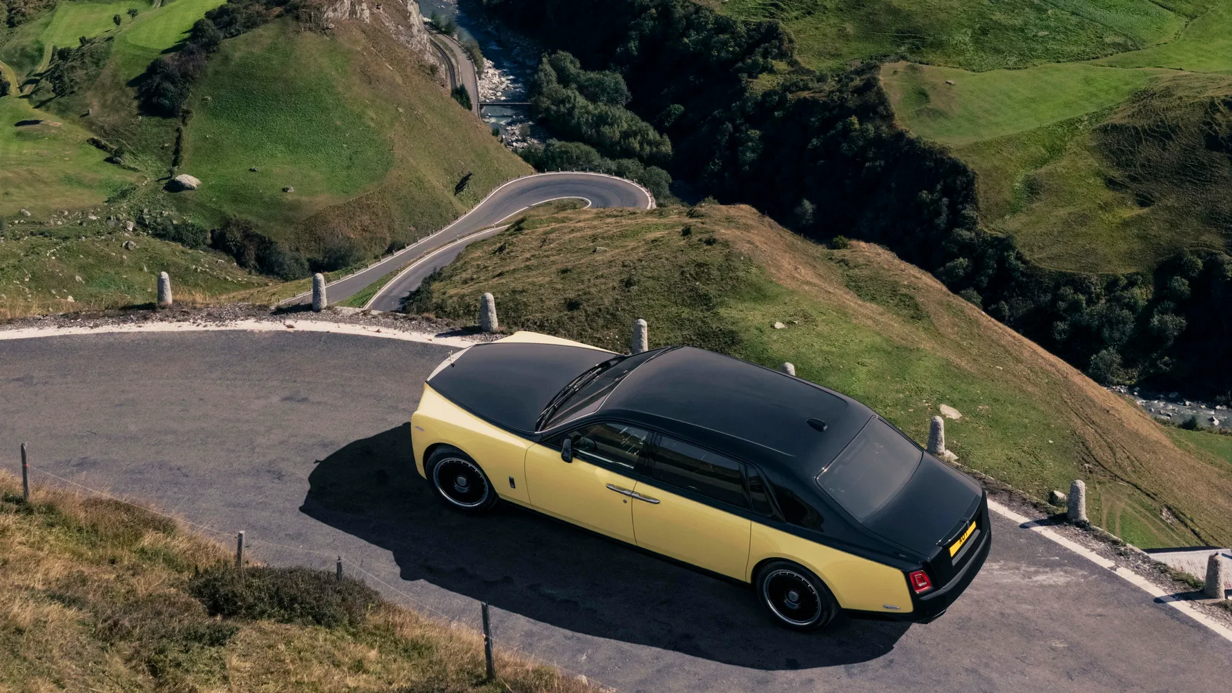 Rolls-Royce Phantom Goldfinger: эксклюзивный лимузин в честь 60-летия «Голдфингера» 32 p90576480 highres rolls royce phantom .jpg
