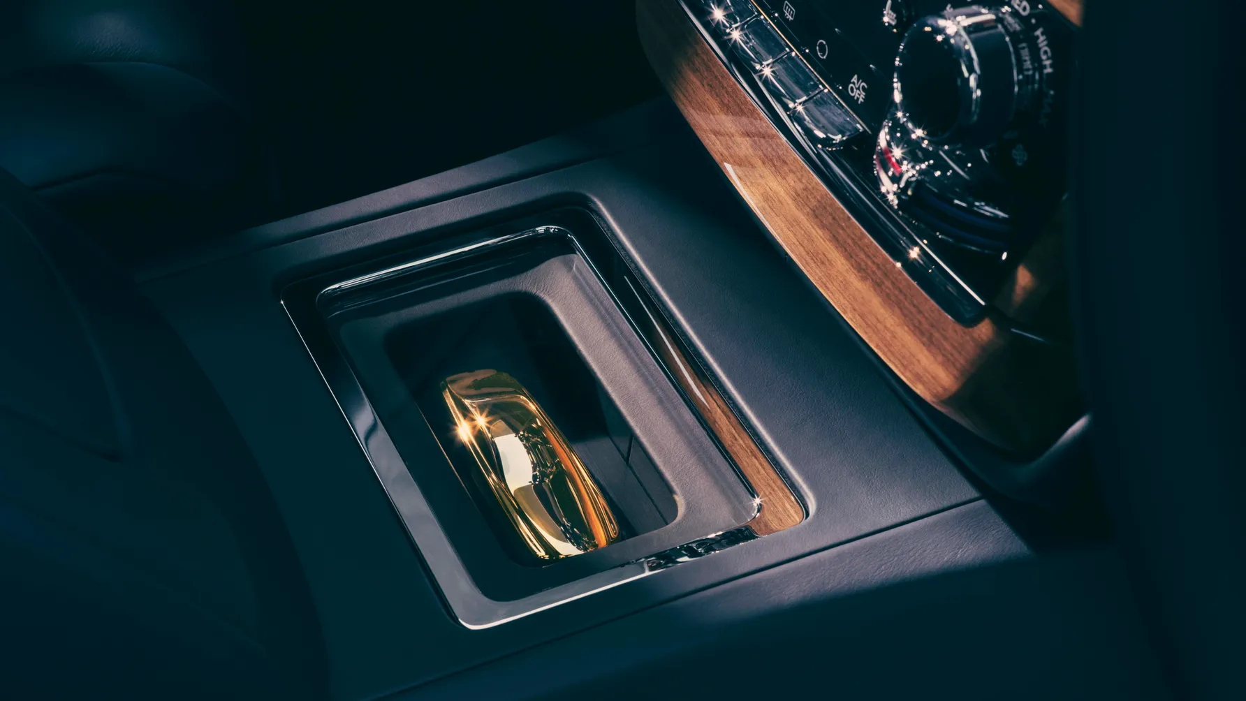 Rolls-Royce Phantom Goldfinger: эксклюзивный лимузин в честь 60-летия «Голдфингера» 22 p90576485 highres rolls royce phantom .jpg