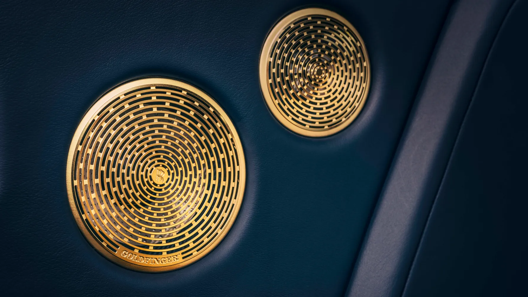 Rolls-Royce Phantom Goldfinger: эксклюзивный лимузин в честь 60-летия «Голдфингера» 20 p90576488 highres rolls royce phantom .jpg