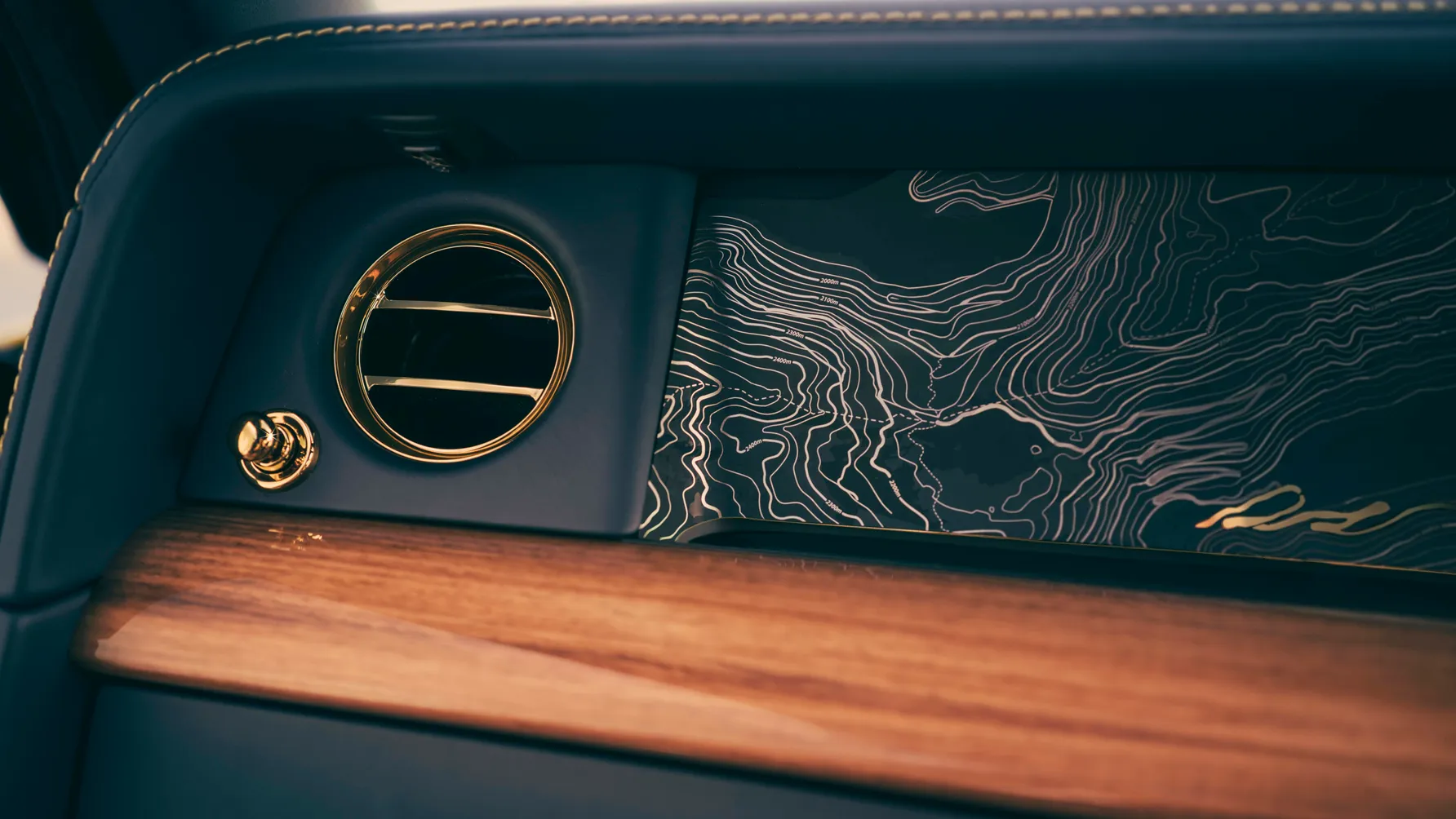 Rolls-Royce Phantom Goldfinger: эксклюзивный лимузин в честь 60-летия «Голдфингера» 21 p90576489 highres rolls royce phantom .jpg