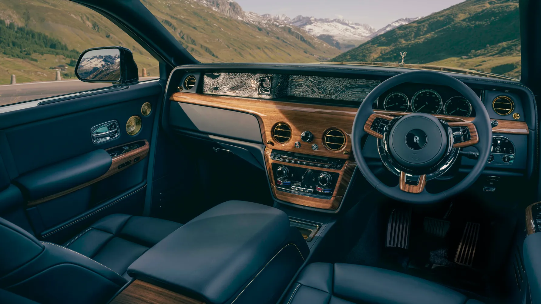 Rolls-Royce Phantom Goldfinger: эксклюзивный лимузин в честь 60-летия «Голдфингера» 33 p90576492 highres rolls royce phantom .jpg