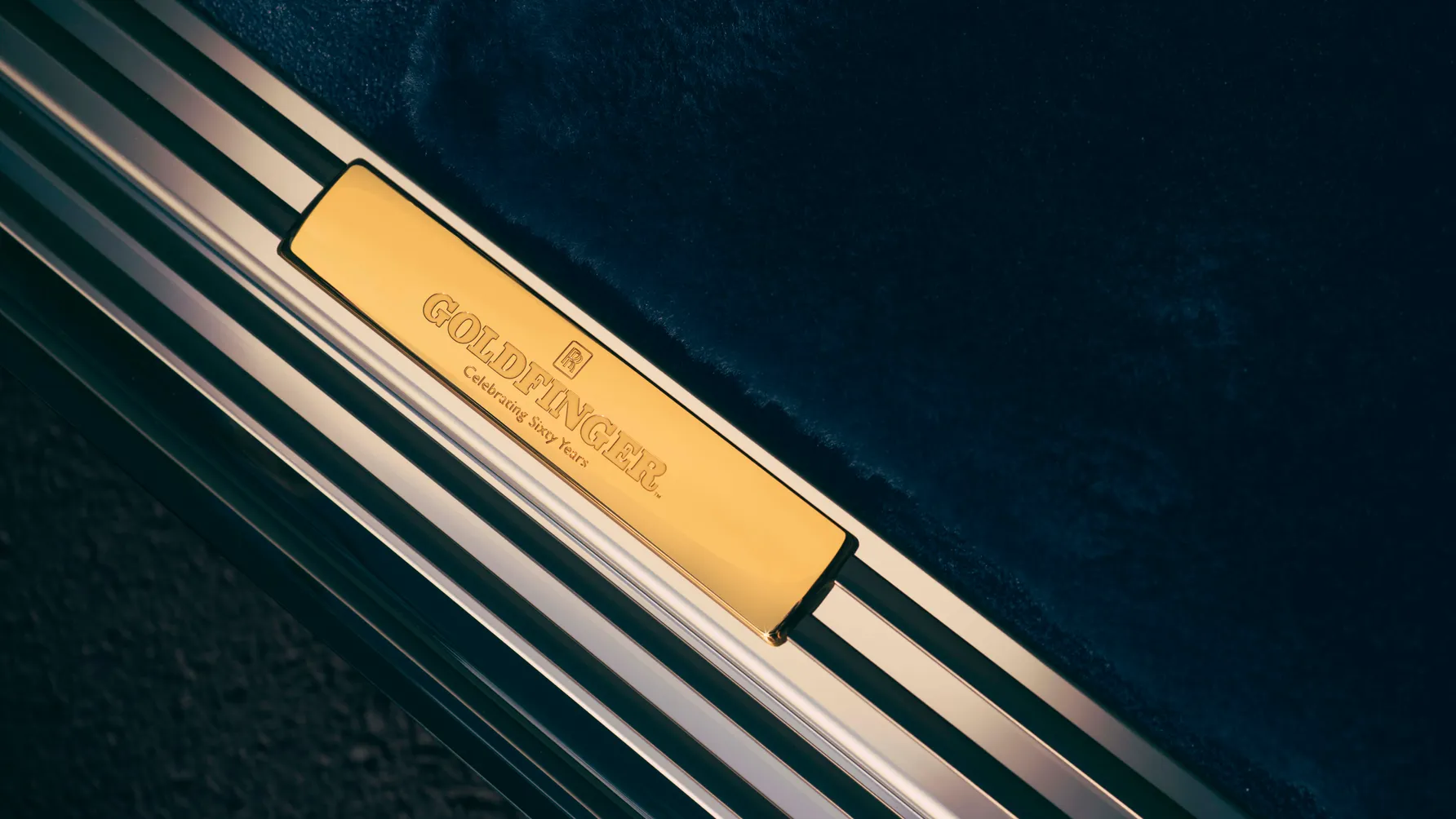 Rolls-Royce Phantom Goldfinger: эксклюзивный лимузин в честь 60-летия «Голдфингера» 25 p90576498 highres rolls royce phantom .jpg