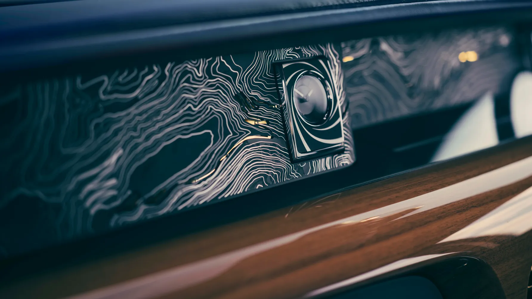 Rolls-Royce Phantom Goldfinger: эксклюзивный лимузин в честь 60-летия «Голдфингера» 23 p90576499 highres rolls royce phantom .jpg