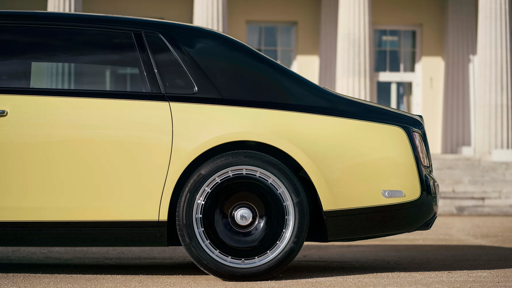 Rolls-Royce Phantom Goldfinger: эксклюзивный лимузин в честь 60-летия «Голдфингера» 28 p90576505 highres rolls royce phantom .jpg