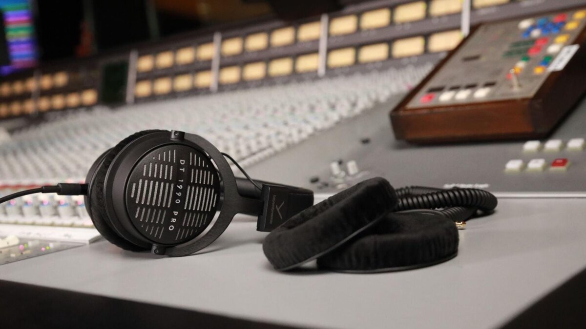 Новое поколение профессиональных студийных наушников beyerdynamic DT 1770 PRO MKII и DT 1990 PRO MKII 7 pic dt1990pro mkii 24 09 accessoires v1