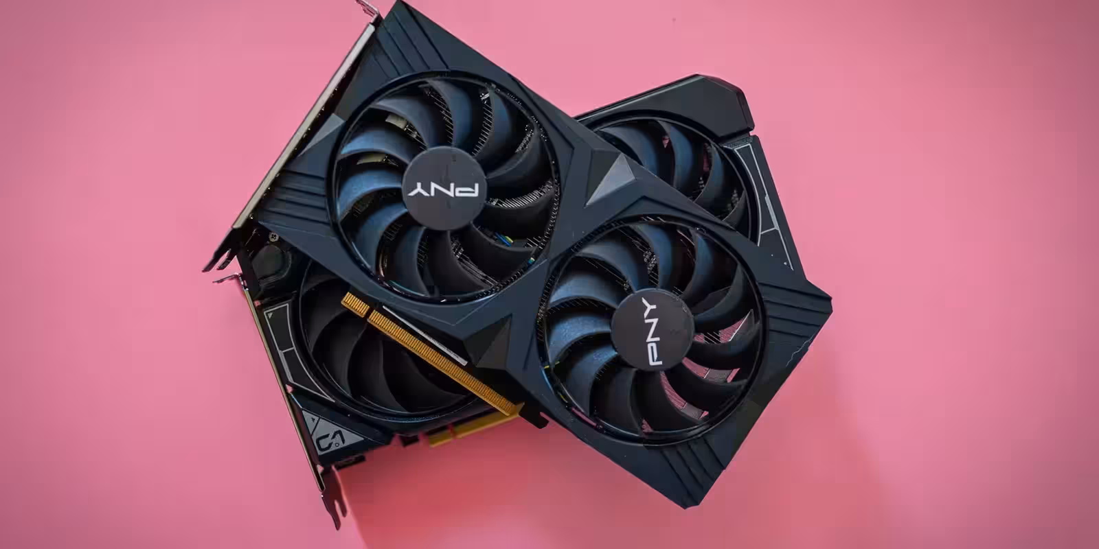 Видеокарта RTX 4080 с двумя охлаждающими вентиляторами вид сбоку