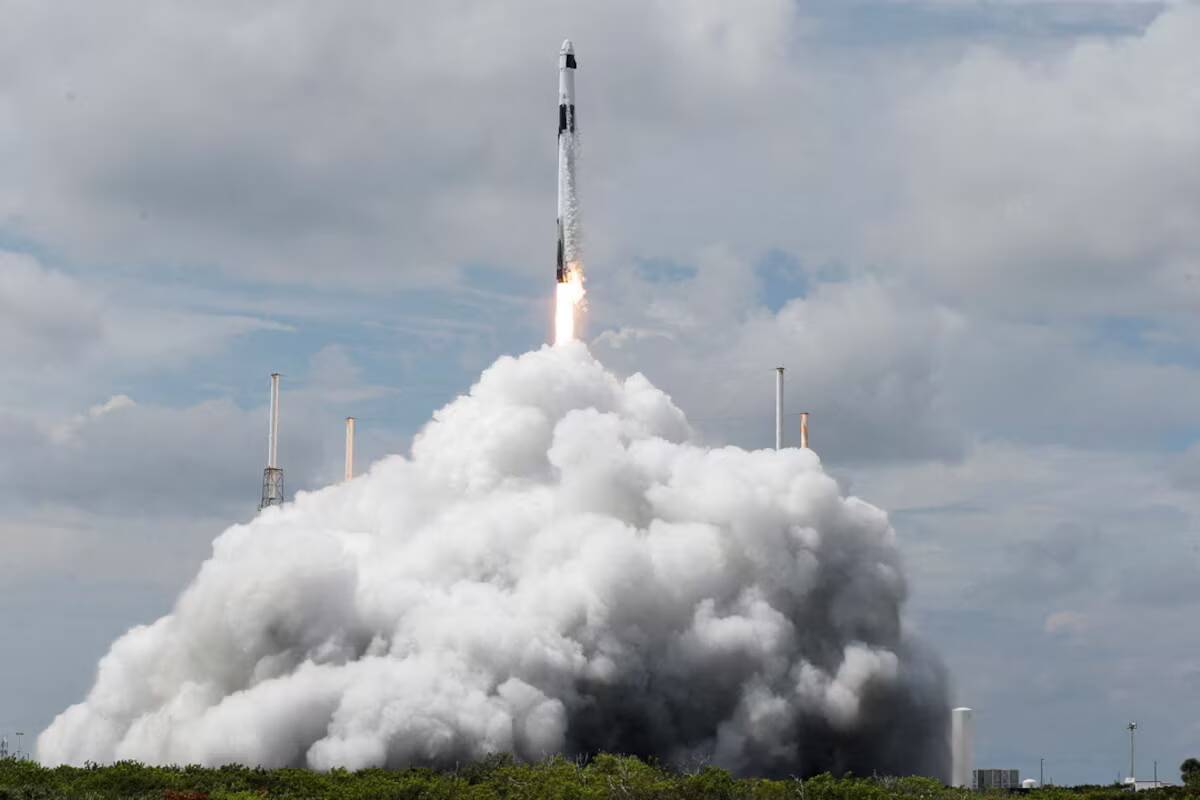 Ракетный запуск Falcon 9 в небе с облаками