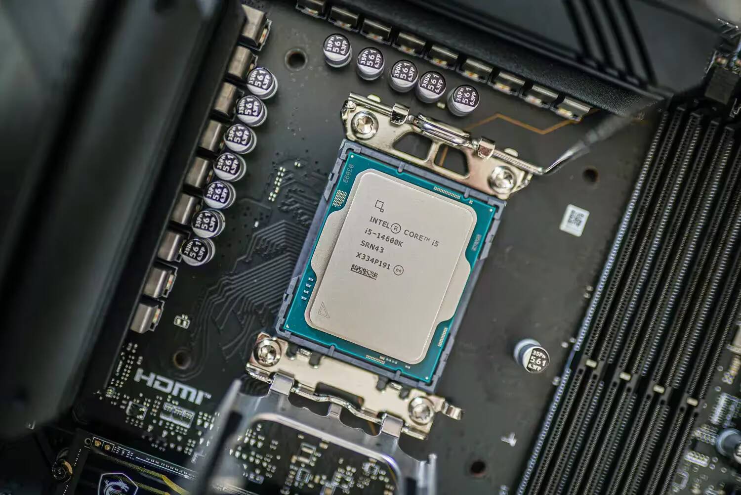 Процессор Intel Core i5-14600K установлен на материнской плате