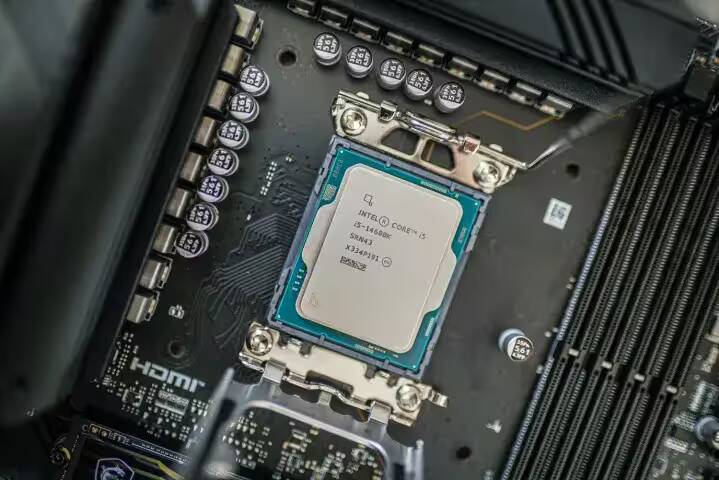 процессор Intel Core i5 на материнской плате с разъемом LGA 1700