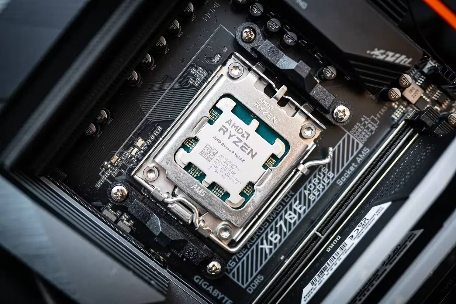 Процессор AMD Ryzen на материнской плате внутри компьютера