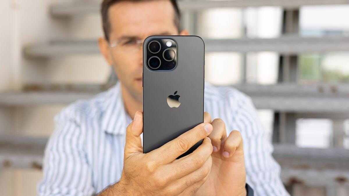apple says it will invest 100 million in indonesia if the country ends iphone 16 sales ban.webp