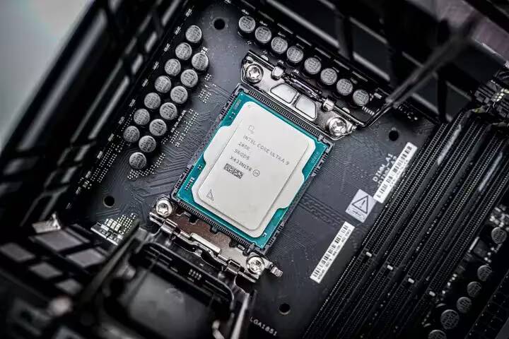 Процессор Intel Core i7 на материнской плате с оперативной памятью