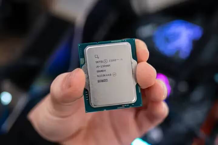 Процессор Intel Core i9 в руке перед экраном автомобиля