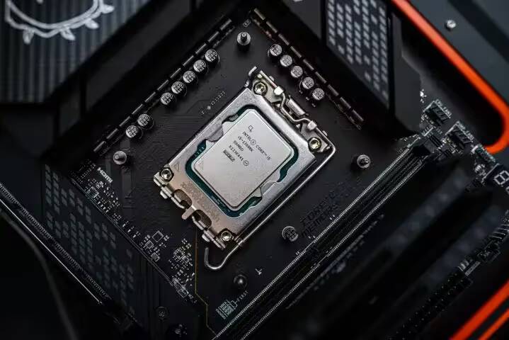 Процессор Intel на материнской плате с охлаждением