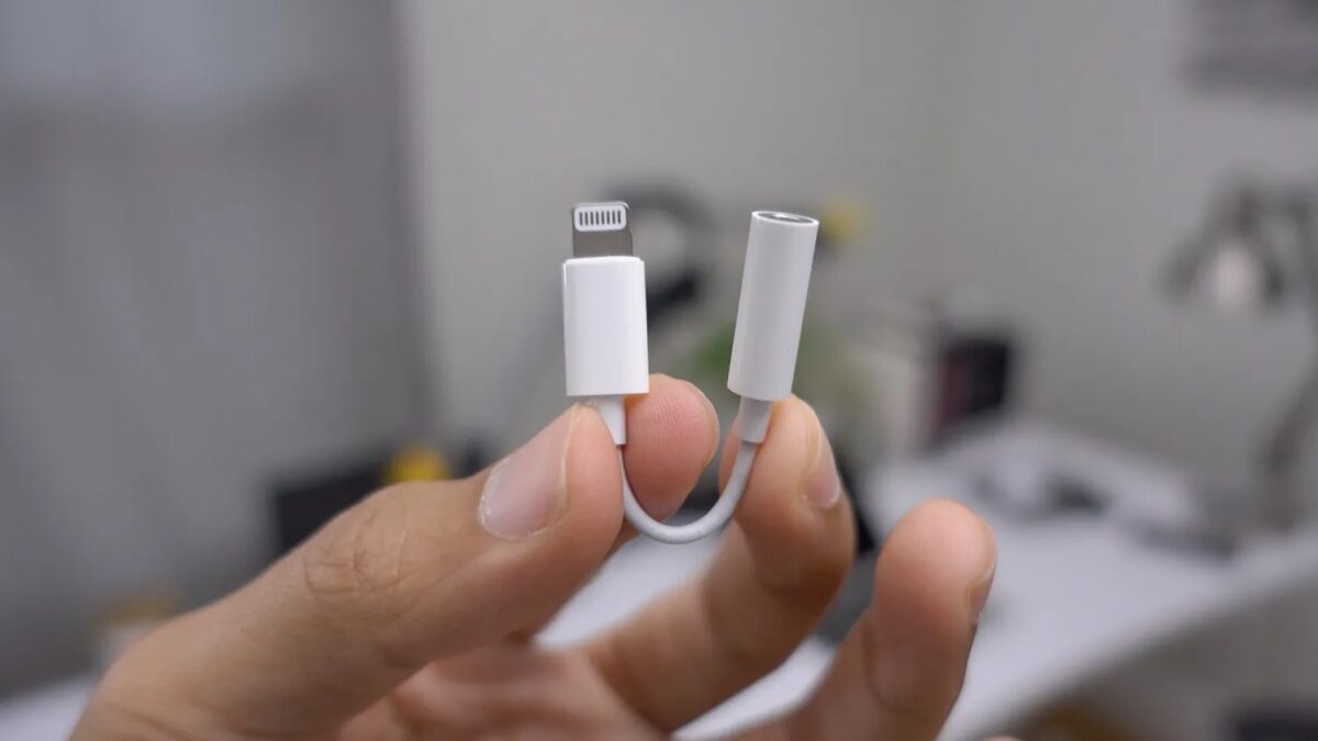 lightning to 3 5mm headphone jack adapter.jpg