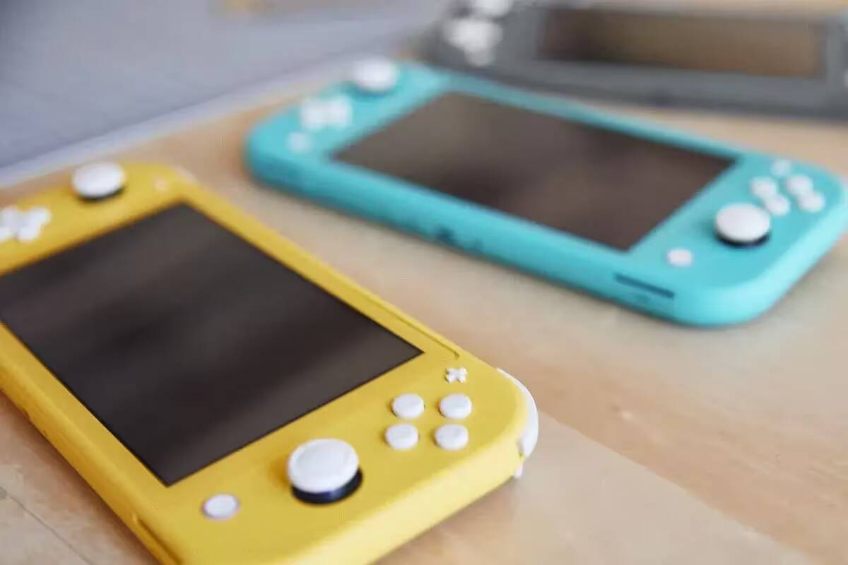 Топ-12 лучших игровых приставок на 2024 год. Часть 2 5 Яркие игровые приставки Nintendo Switch в ярких цветах на столе