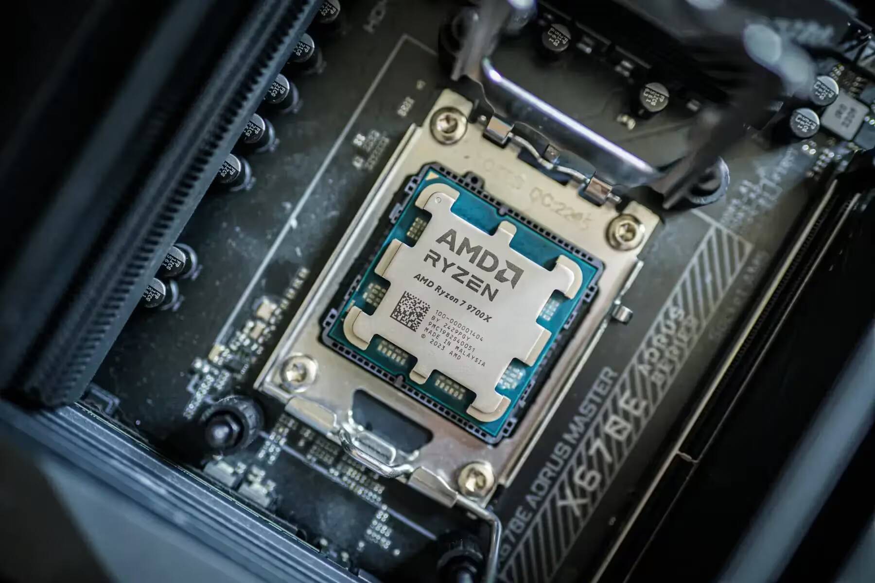 Процессор AMD Ryzen 7 9700X установлен на материнской плате