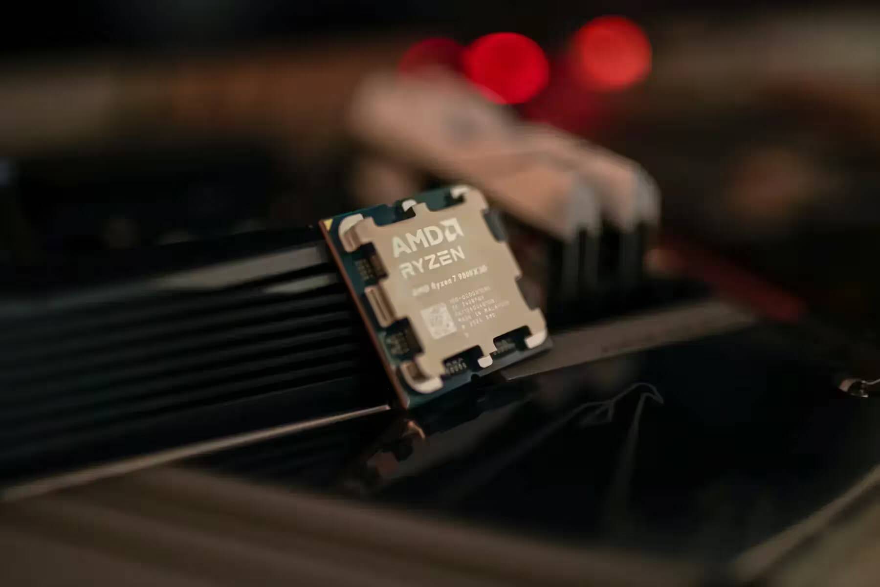 Процессор AMD Ryzen на материнской плате в сборке