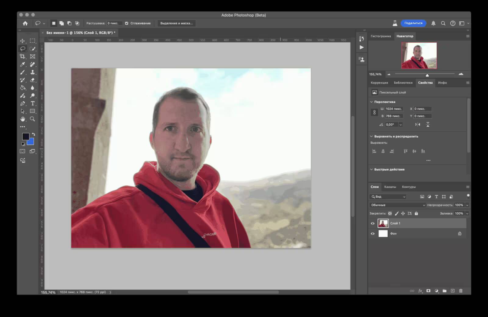 Пользователь работает в Photoshop 2025 на компьютере с изображением человека в красной толстовке крупным планом
