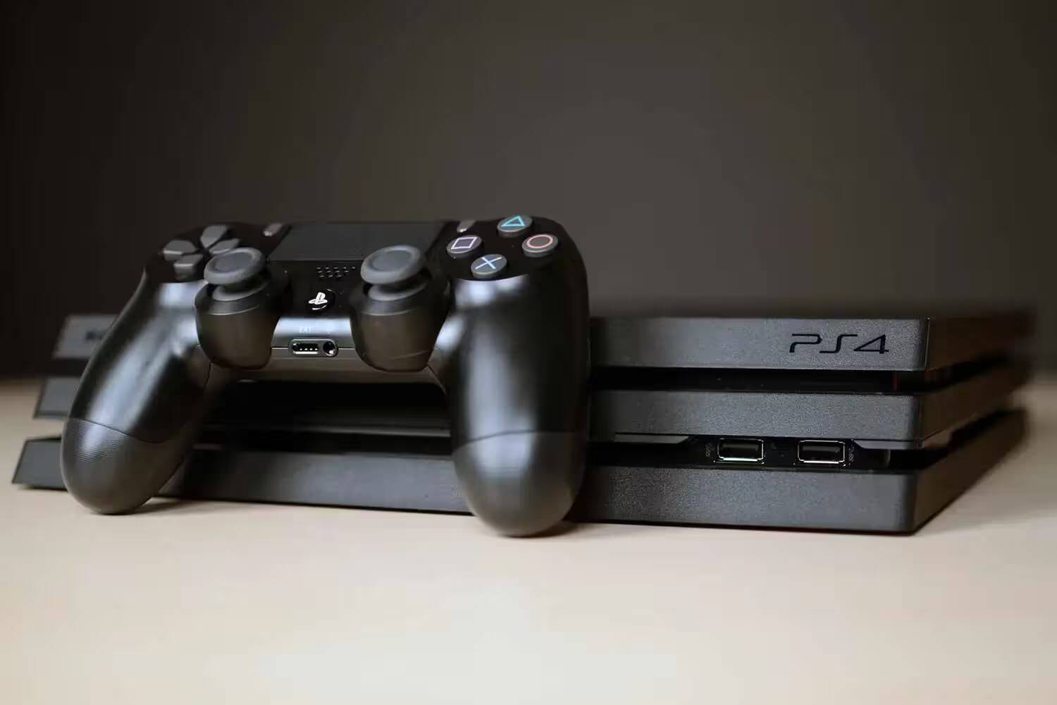 Топ-12 лучших игровых приставок на 2024 год. Часть 2 4 Игровая приставка PlayStation 4 с контроллером на переднем плане