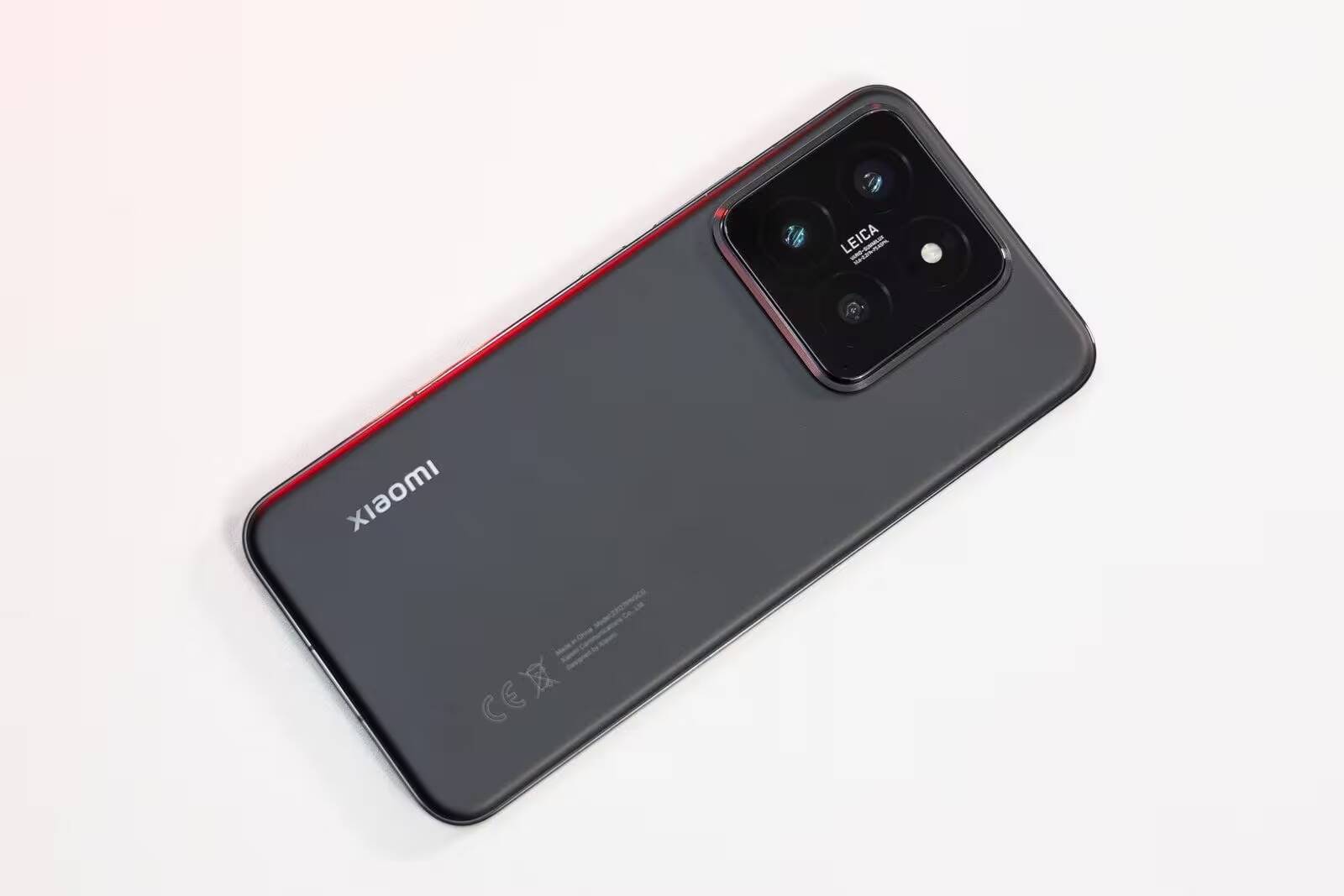 Задняя часть смартфона Xiaomi 14 с камерой и логотипом