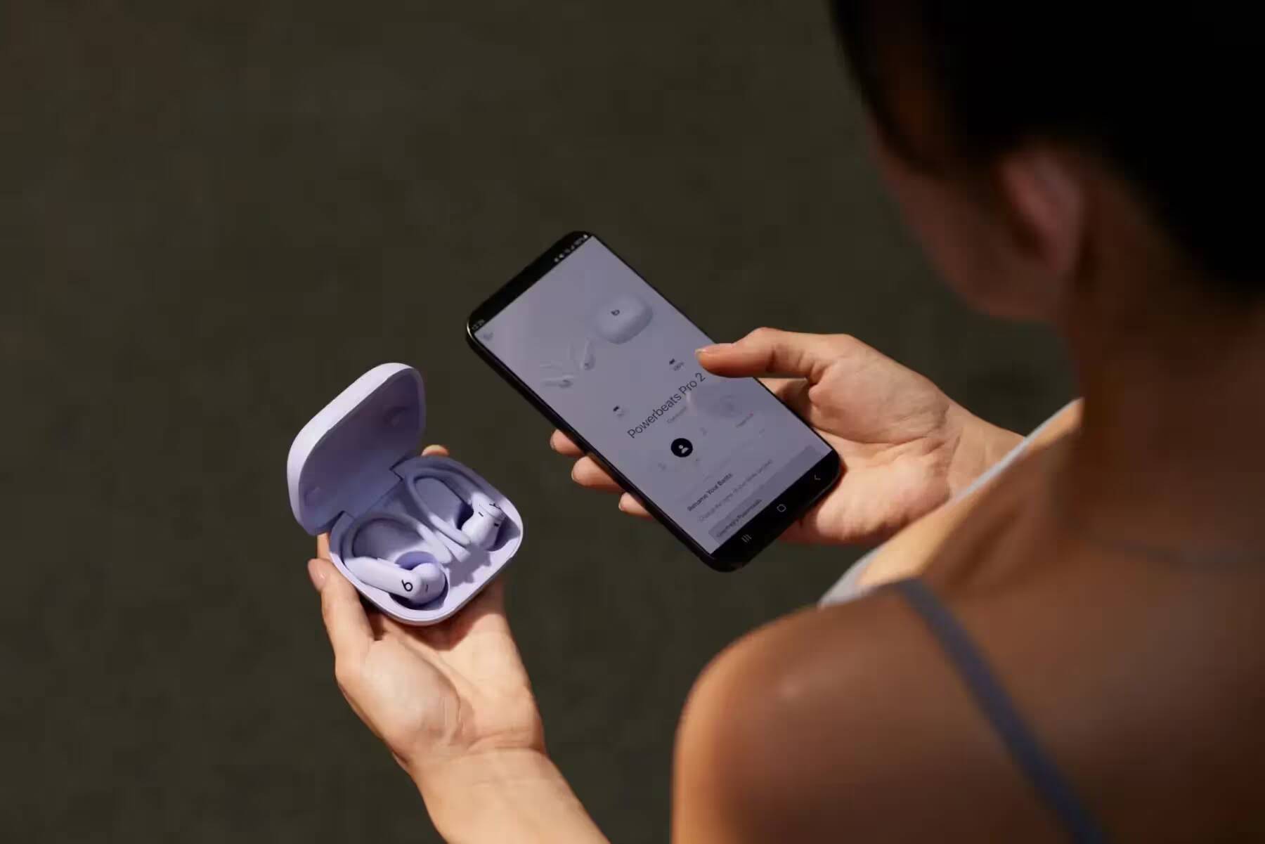 Beats Powerbeats Pro 2: раскрыты дизайн и характеристики 2 Человек держит кейс с наушниками Beats Powerbeats Pro 2