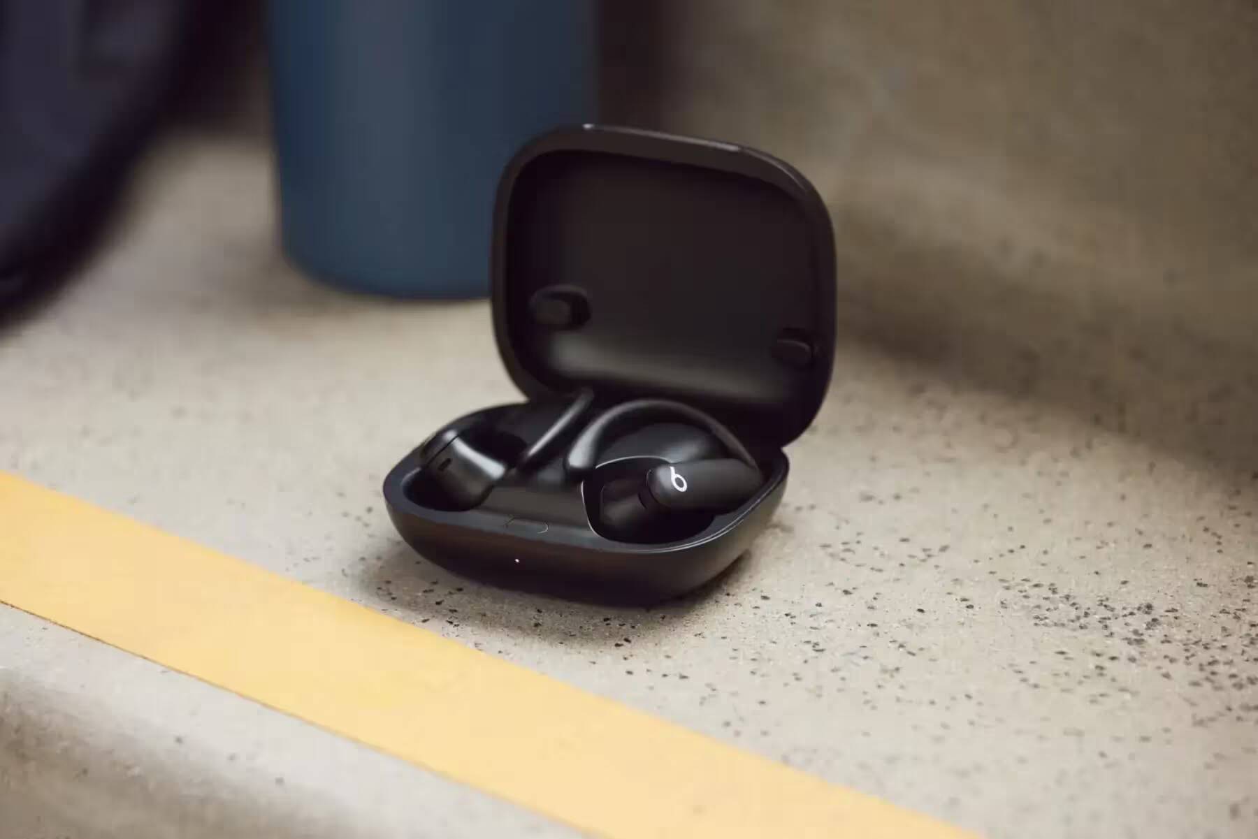 Beats Powerbeats Pro 2: раскрыты дизайн и характеристики 3 Чёрные беспроводные наушники Beats Powerbeats Pro 2 в кейсе с открытой крышкой