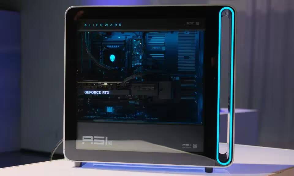 CES 2025: Alienware возрождает свой настольный ПК Area-51 1 Игровой настольный ПК Alienware Area-51 с прозрачной боковой панелью и подсветкой вокруг вентилятора