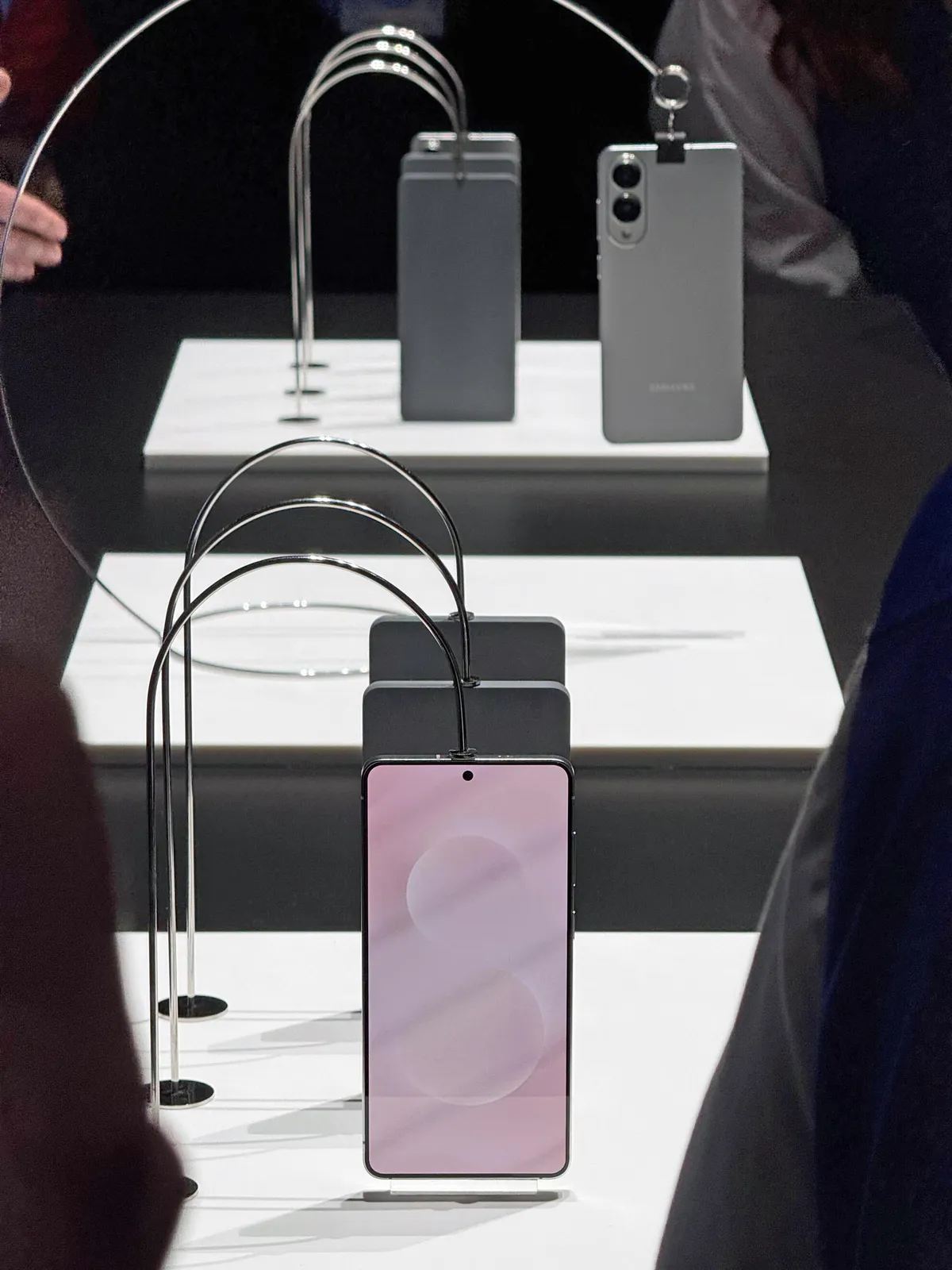 Ультратонкий смартфон Samsung Galaxy S25 Edge может опередить Apple 7 floating vert 2 web.jpg