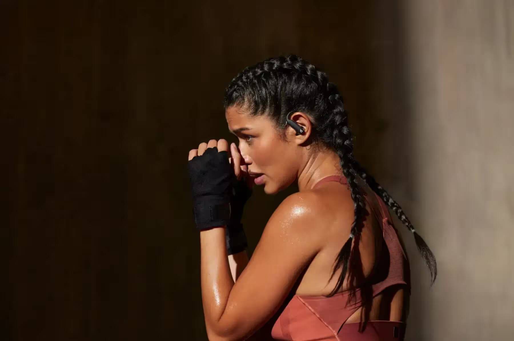 Beats Powerbeats Pro 2: раскрыты дизайн и характеристики 1 Женщина с наушниками Beats Powerbeats Pro 2 в ухе